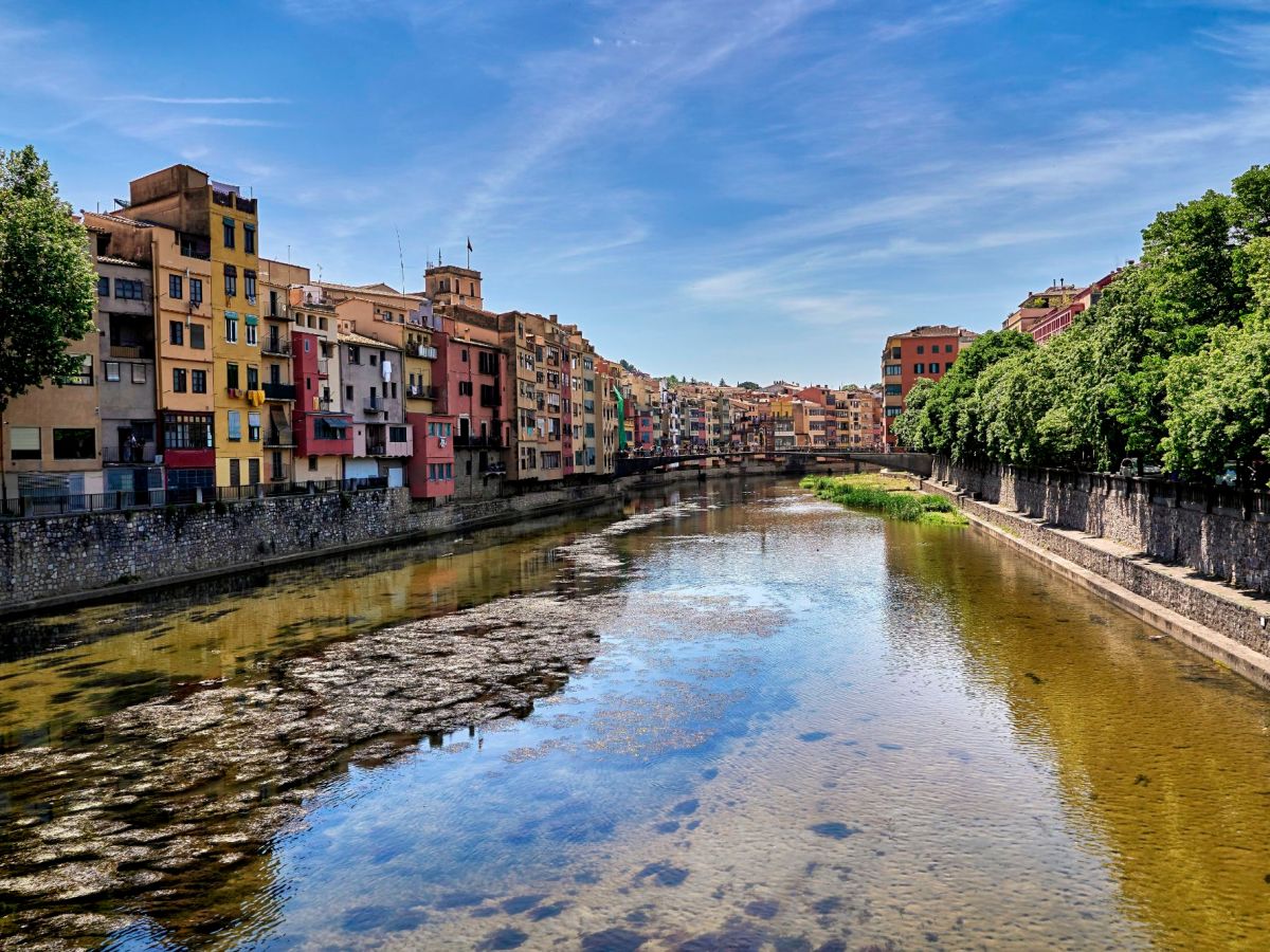 Girona, entre piedra antigua y luz dorada